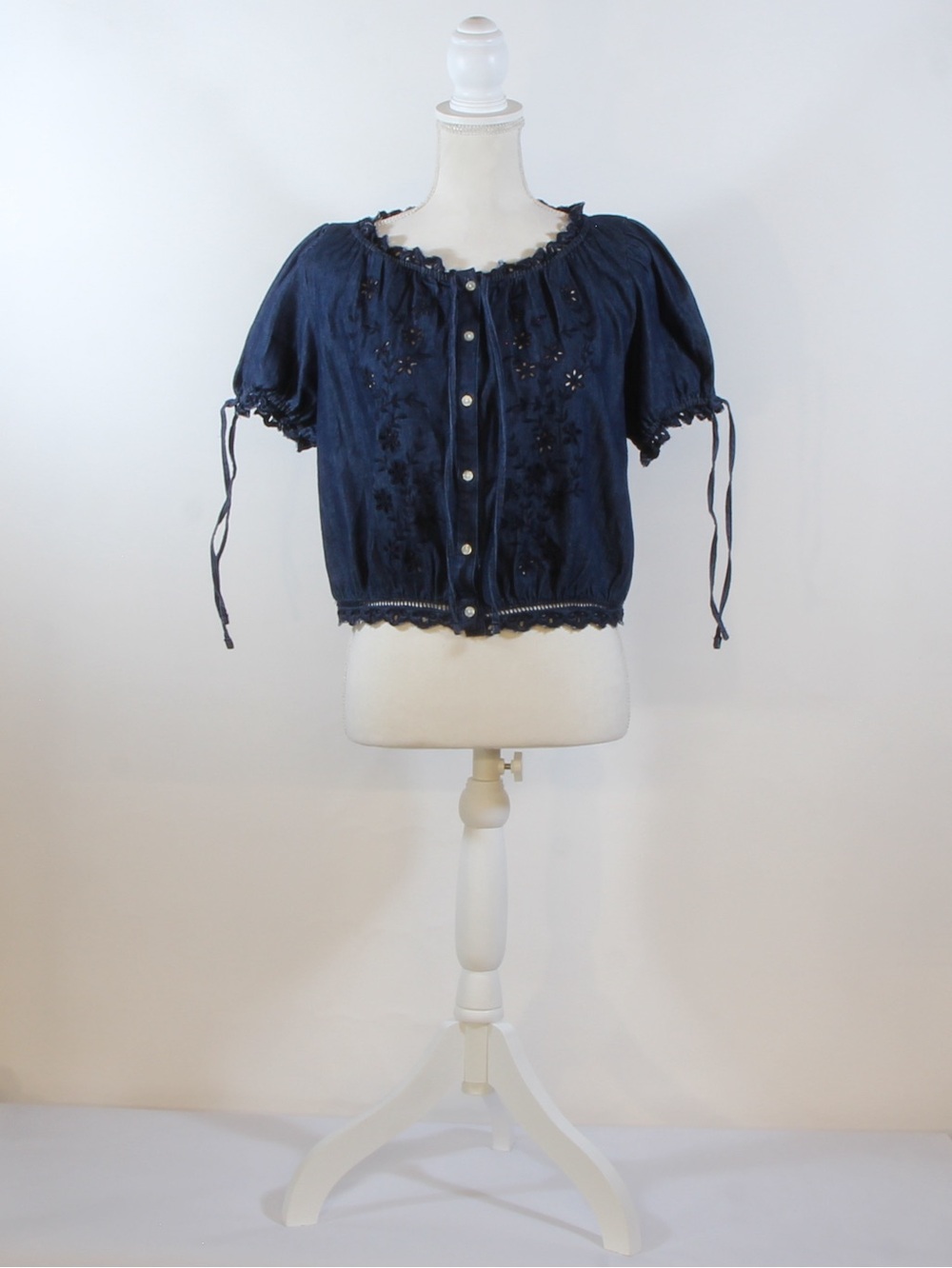 Free Assembly Women's Dark Washed Indigo Cropped Button-Front Peasant Blouse NWT - Picture 3 of 5